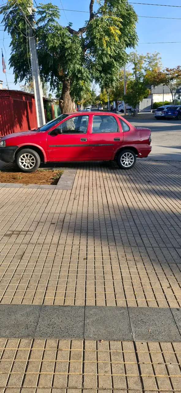 Auto compacto rojo usado - 3
