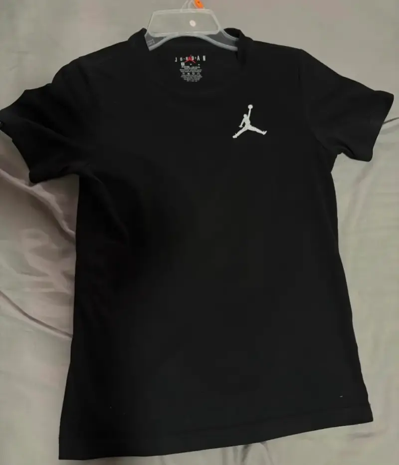 Polera negra con logo Jordan