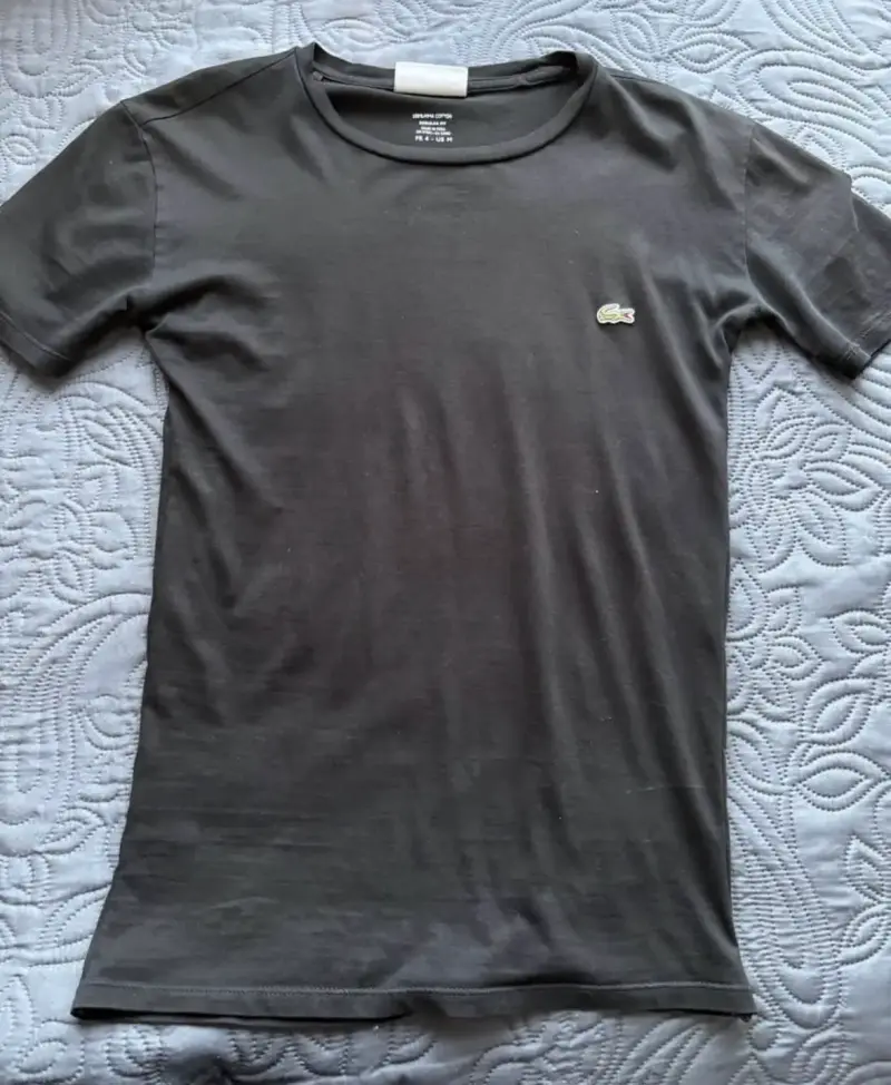 Polera negra de marca lacoste