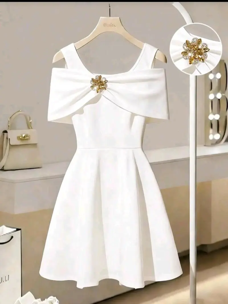 Vestido blanco elegante con broche