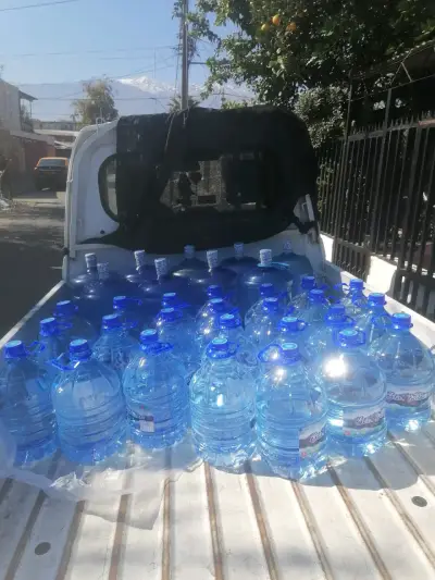 Botellas grandes de agua - miniatura 2