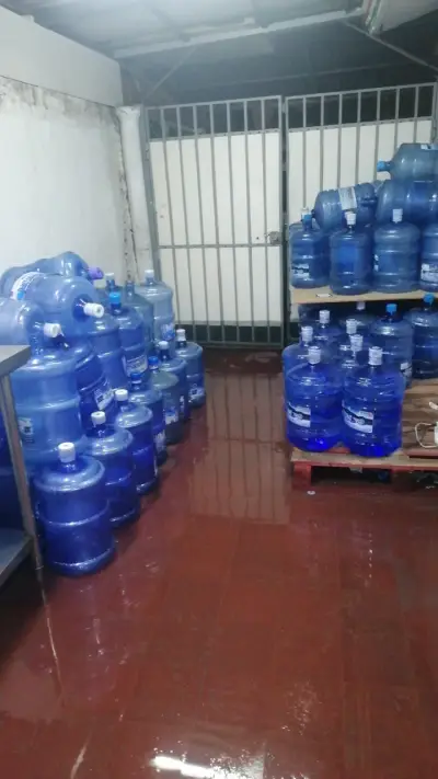 Botellas grandes de agua - miniatura 5