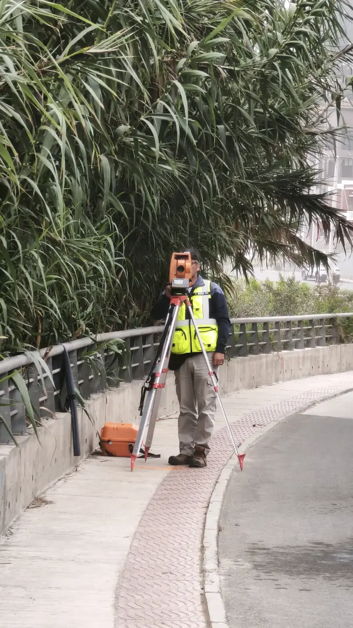 Equipo de topografía con trípode - 1