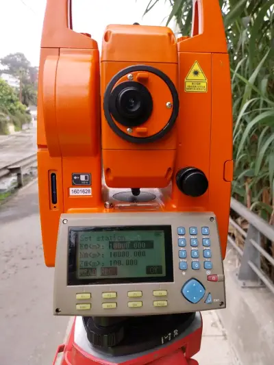 Equipo de topografía con trípode - miniatura 4