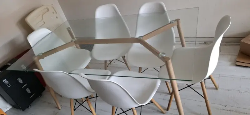 Mesa comedor vidrio y sillas blancas