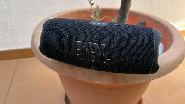 Parlante JBL portátil negro Charge 5 - 1