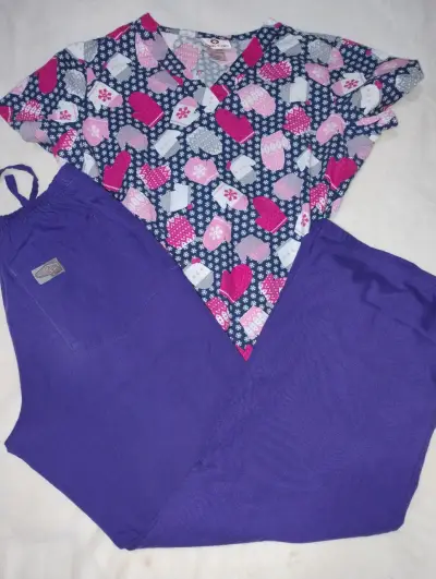Vendo conjuntos uniformes clínicos - miniatura 1