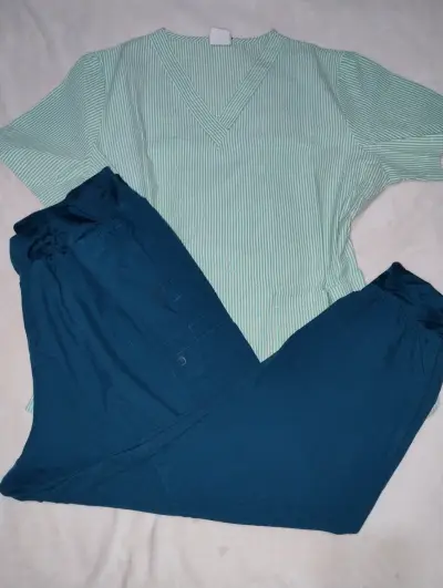 Vendo conjuntos uniformes clínicos - miniatura 2