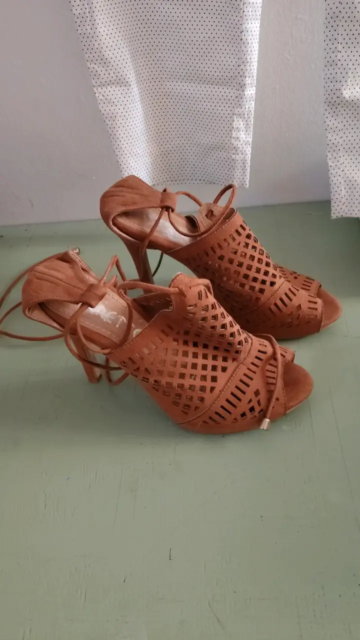 Sandalias de tacón café abiertas - 1