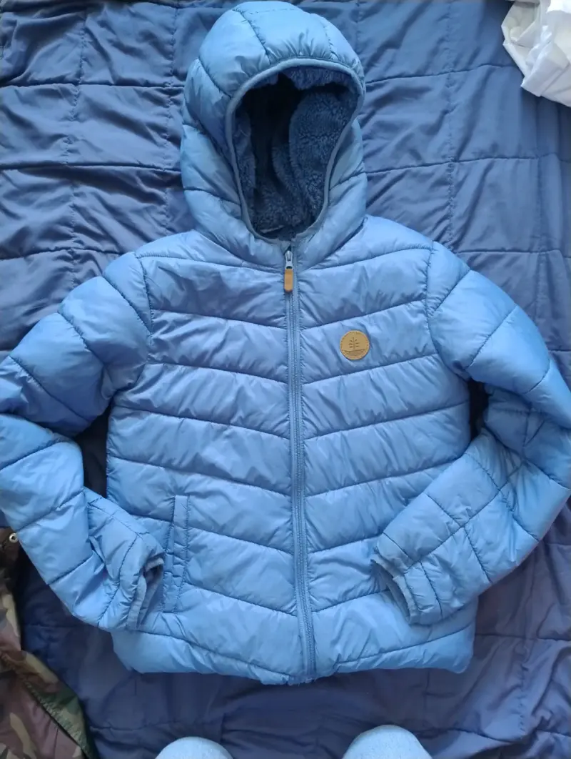 Chaqueta azul acolchada con capucha - 1