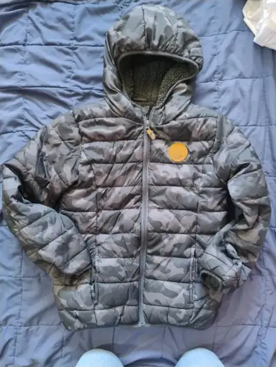 Chaqueta azul acolchada con capucha - miniatura 3