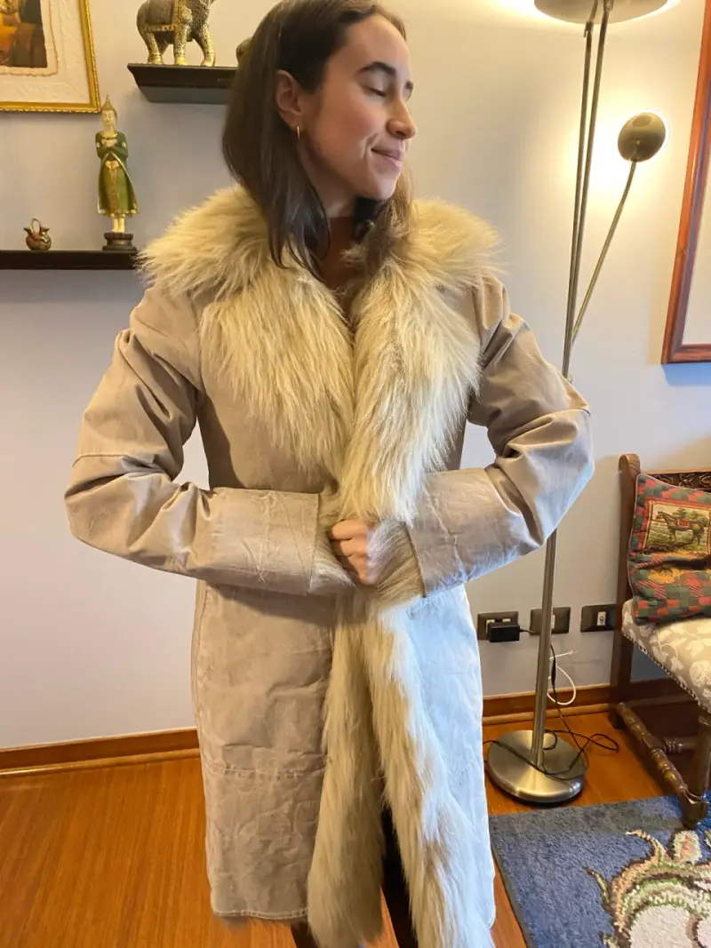 Abrigo beige con cuello de pelo - 1