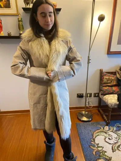 Abrigo beige con cuello de pelo - miniatura 2