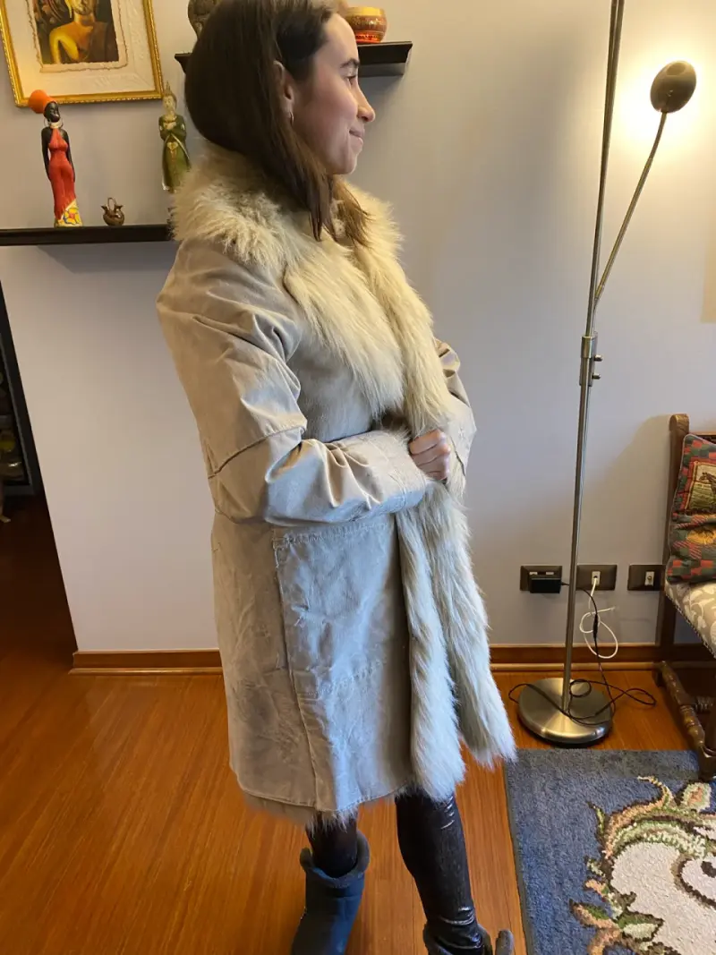 Abrigo beige con cuello de pelo - 3