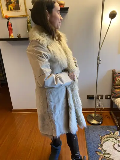 Abrigo beige con cuello de pelo - miniatura 3