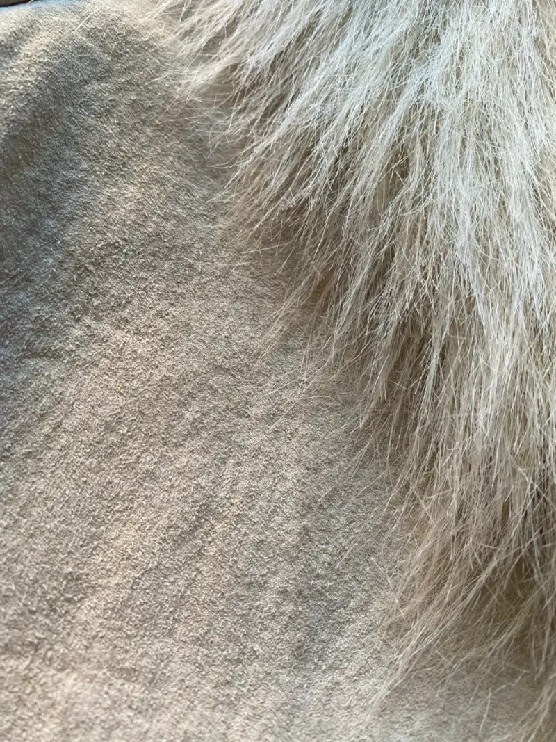Abrigo beige con cuello de pelo - 4