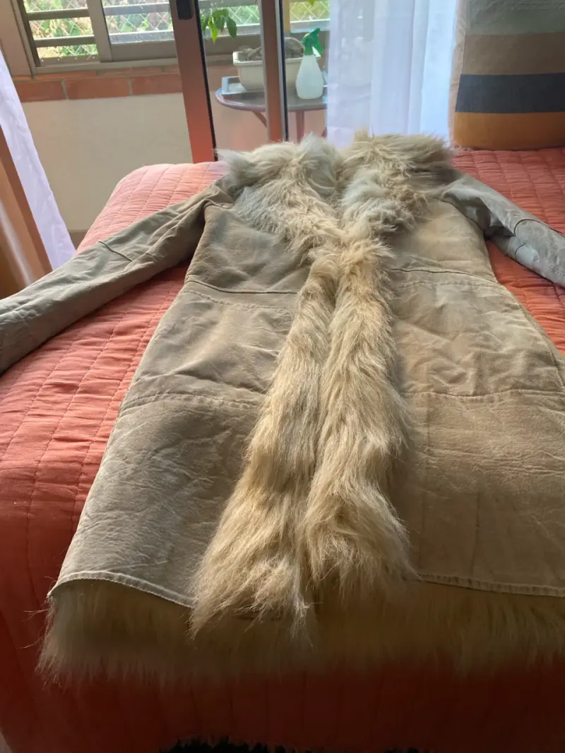 Abrigo beige con cuello de pelo - 6