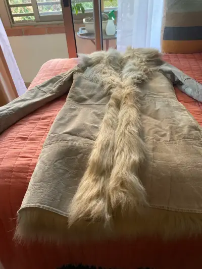 Abrigo beige con cuello de pelo - miniatura 6