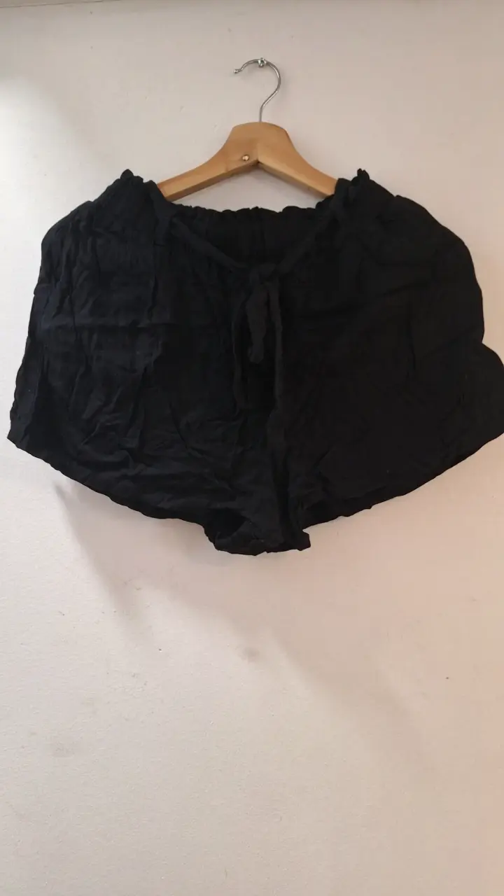 Short negro de tela ligera - 1