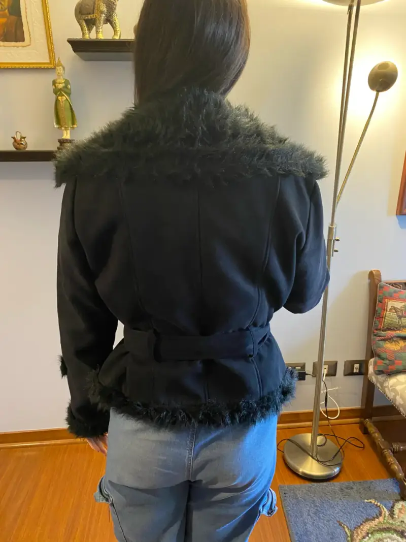 Chaqueta negra con piel sintética - 2
