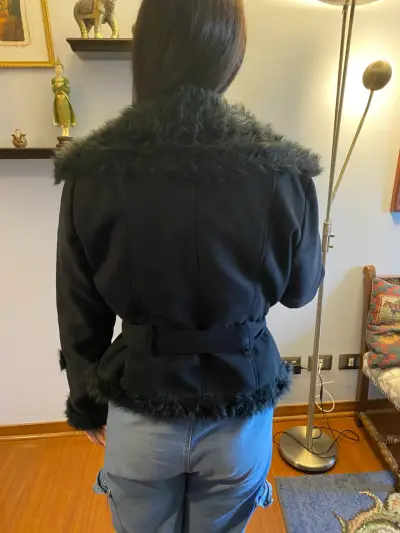 Chaqueta negra con piel sintética - miniatura 2