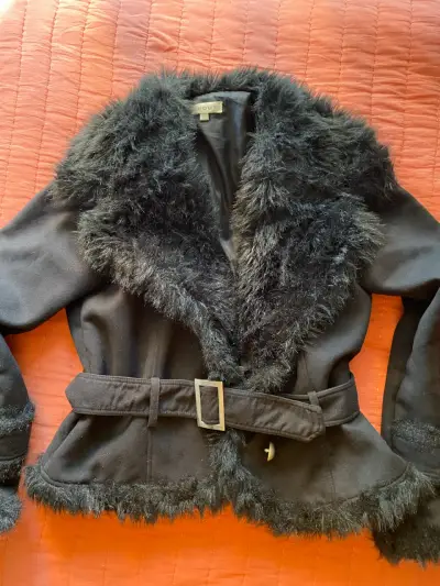 Chaqueta negra con piel sintética - miniatura 3