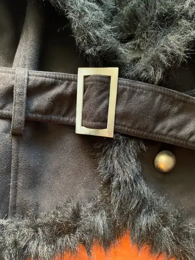 Chaqueta negra con piel sintética - miniatura 4