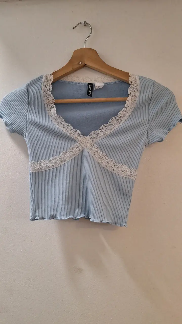Polera azul con encaje - 1