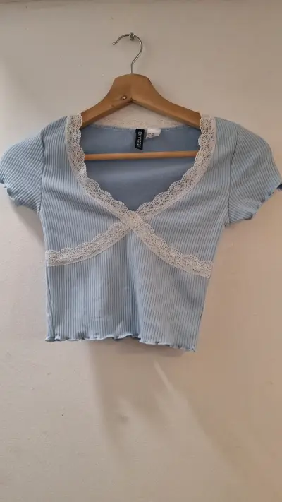 Polera azul con encaje - miniatura 1