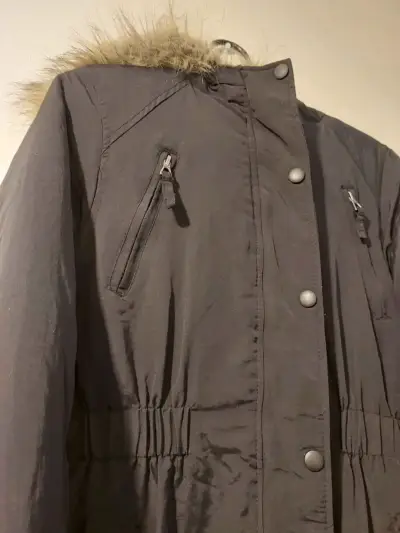 Parka negra con capucha - miniatura 2