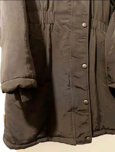 Parka negra con capucha - miniatura 3
