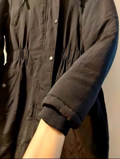 Parka negra con capucha - miniatura 4
