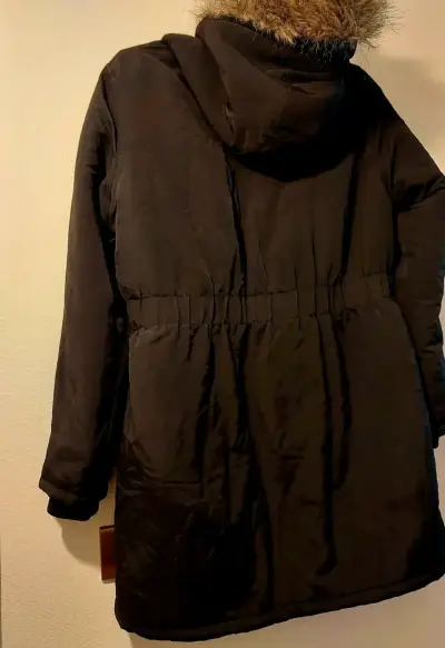 Parka negra con capucha - miniatura 6