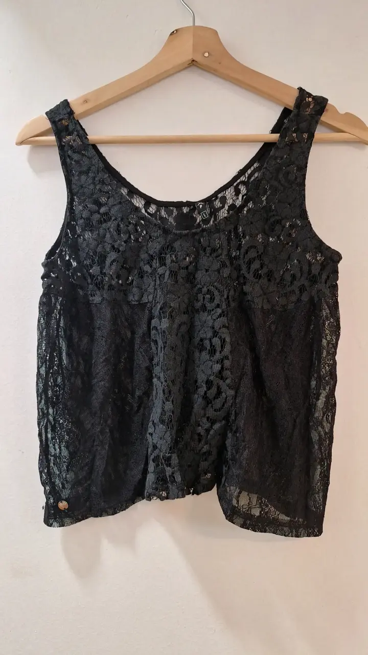 Blusa negra de encaje - 1