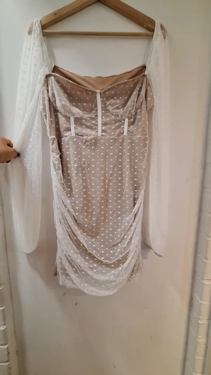 Vestido beige con tul transparente - 1