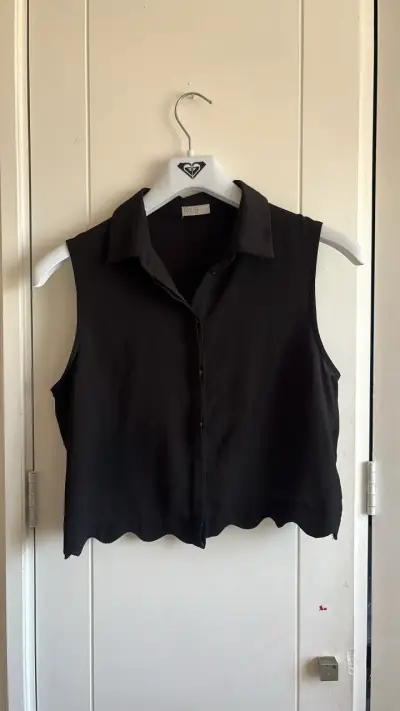 Blusa negra sin mangas - miniatura 1