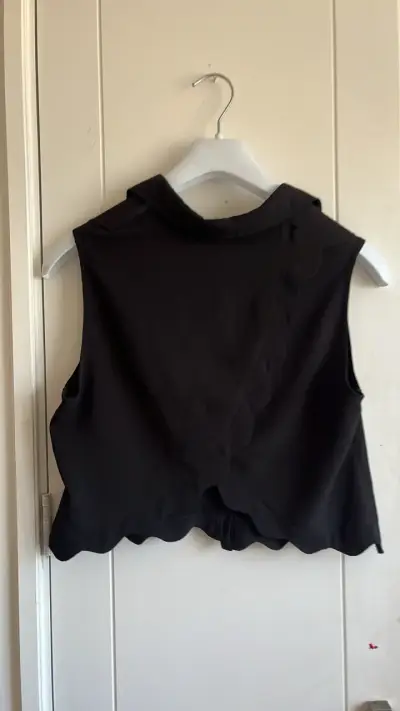 Blusa negra sin mangas - miniatura 2
