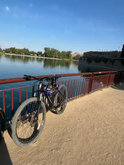 Bicicleta de montaña negra y azul - miniatura 1