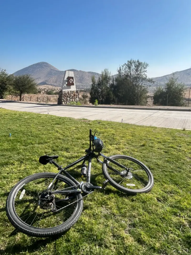 Bicicleta de montaña negra y azul - 2