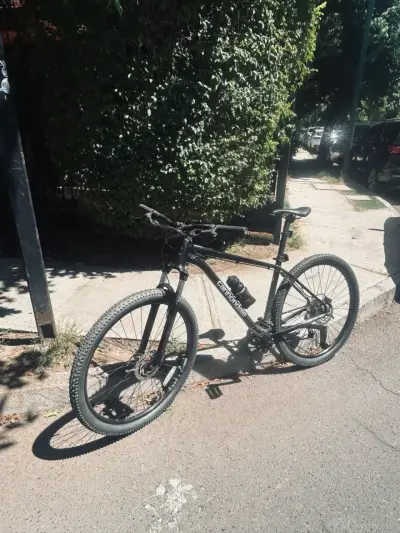 Bicicleta de montaña negra y azul - miniatura 3
