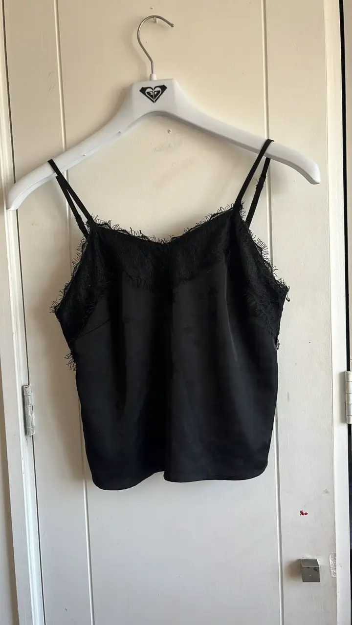 Blusa negra de tirantes opposite