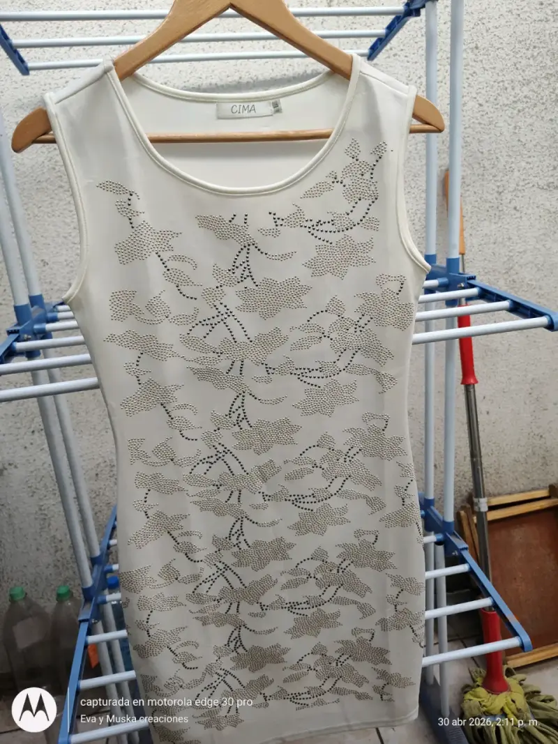 Vestido blanco con estampado floral brillante