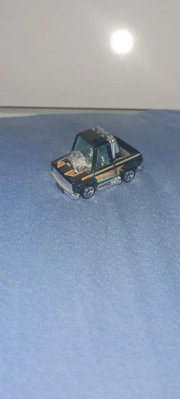 Camioneta de juguete metálica