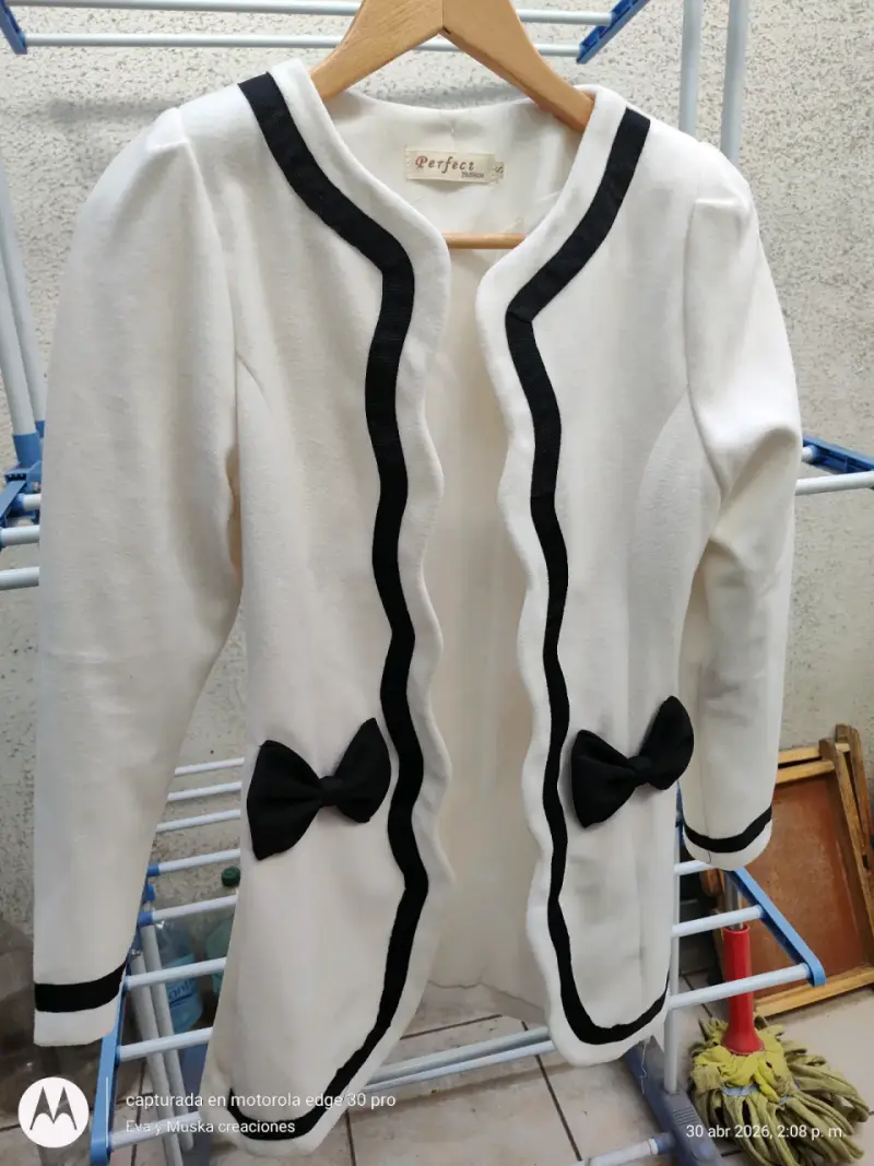 Blazer blanco con lazos negros