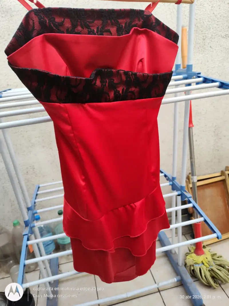 Vestido rojo con encaje