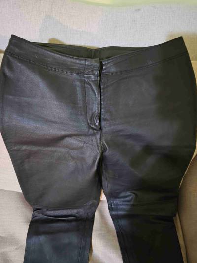 Pantalones negros de cuerode verdad no cuerina - miniatura 1