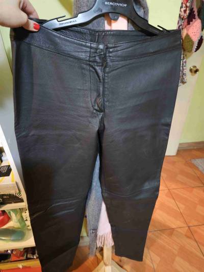 Pantalones negros de cuerode verdad no cuerina - miniatura 2