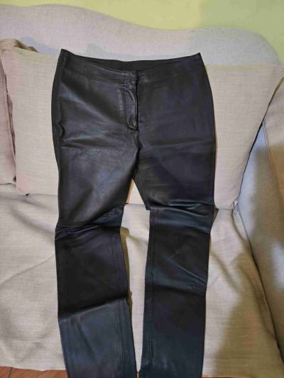 Pantalones negros de cuerode verdad no cuerina - miniatura 3