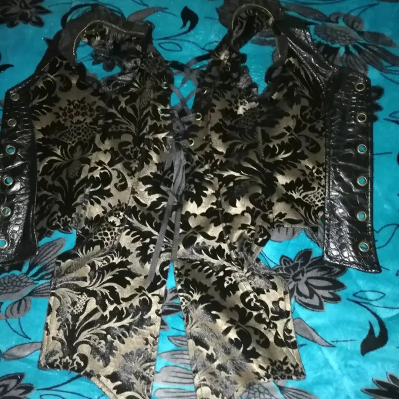 Corsé negro con detalles dorados