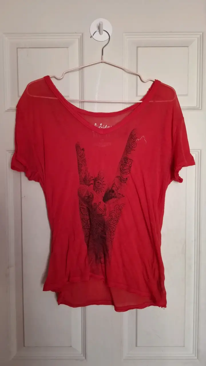 Polera roja traslúcida